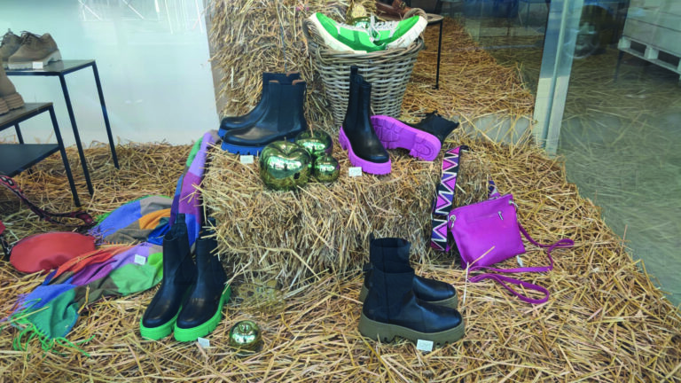 Schuhhaus Landgraf setzt auf Farbe und herbstliche Stimmung. (Foto: Landgraf)