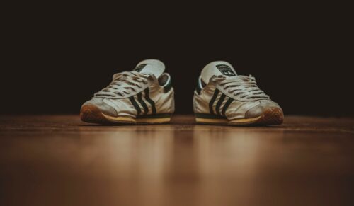 Auf alt getrimmte Schuhe. Ein fragwürdiger Trend. (Foto: Unsplash)