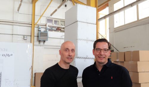 Schuhe24 eröffnet Logistik-Standort. Im Bild (v.l.n.r.) Uwe Schnelle, Dr. Dominik Benner. (Foto: Schuhe24)