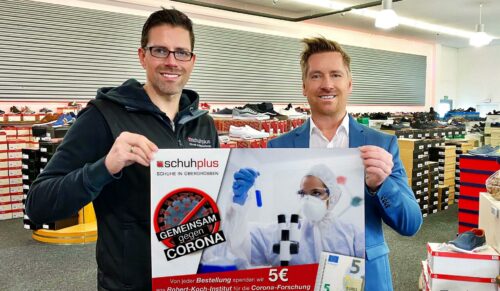 Georg Mahn (li.) und Kay Zimmer von Schuhplus starten eine Spendenaktion für die Impfstoff-Forschung. (Foto: Schuhplus)