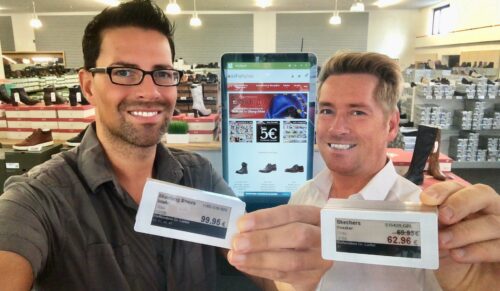 Georg Mahn und Kay Zimmer von Schuhplus setzen auf elektronische Preisschilder (Foto: Schuhplus)