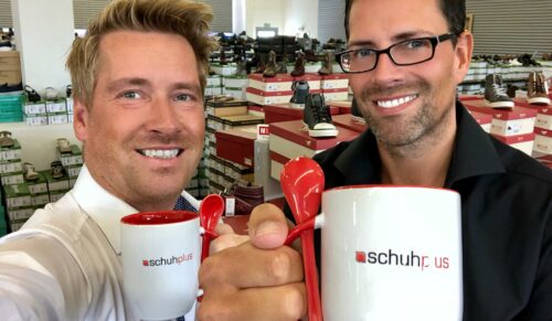Die Schuhplus-Chefs Kay Zimmer (li.) und Georg Mahn (re.) freuen sich über das Jahresergebnis 2018. (Foto: Schuhplus)