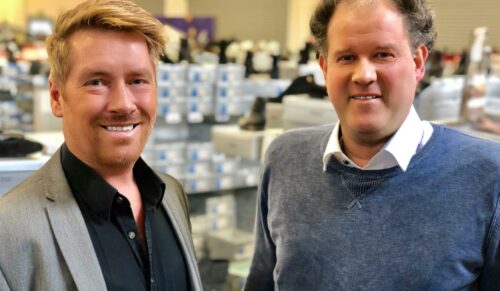 Neues Zuhause für SchuhXL: Ab sofort gehört der Übergrößen-Schuhversender SchuhXL von Peter Feldmann (rechts) zu Schuhplus. Kay Zimmer (links) bedankt sich für die vertrauensvolle Zusammenarbeit. (Foto: Schuhplus)
