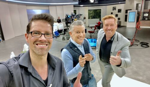 1-2-3.tv-Moderator Norman Magolei (Mitte) mit den schuhplus-Chefs Kay Zimmer (rechts) und Georg Mahn (links).