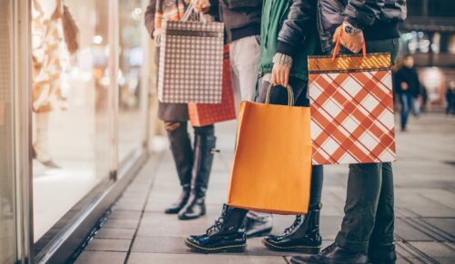 Zumindest was die Spitzeneinkaufstage vor Weihnachten 2020 betrifft, halten die deutschen Verbraucher an Gewohntem fest und bevorzugen die Adventssamstage für den Geschenkekauf. (Foto: svetikd / Sensormatic Solutions)