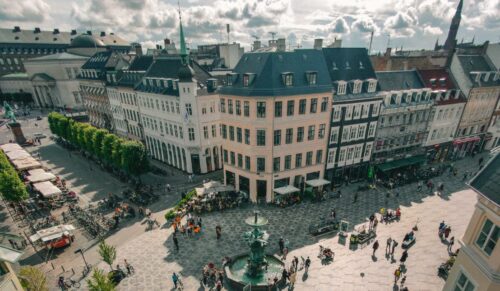 Menschen in der Innenstadt (Foto: Svend Nielsen/Unsplash)
