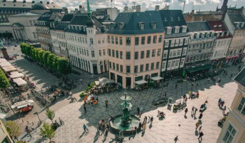 Menschen in der Innenstadt (Foto: Svend Nielsen/Unsplash)