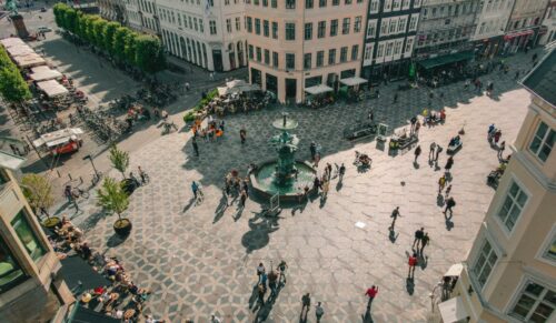 Menschen in der Innenstadt (Foto: Svend Nielsen/Unsplash)