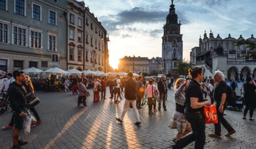 Die Shopping-Laune in Deutschland ist aktuell historisch schlecht. Und wer einkauft, wünscht sich schönere Läden und mehr Service. (Foto: Jacek Dylag/Unsplash)