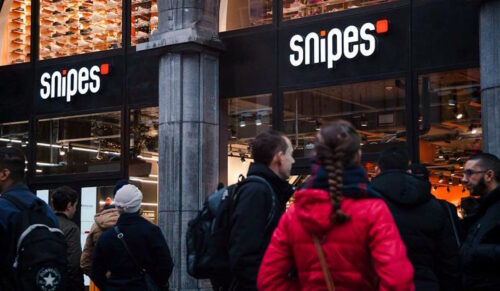 Kunden warten vor dem Snipes-Store in Antwerpen (Foto: Snipes)