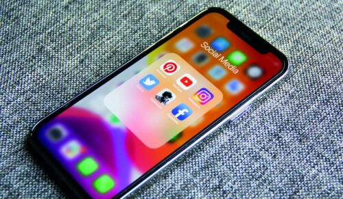 Viele Händler nutzen Facebook, Instagram & Co., um mit ihren Kunden im Gespräch zu bleiben (Foto: Adem Ay/Unsplash)