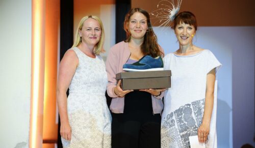 v.l.n.r. Simone Unhaller (Think!), Aurelia Hammerschmidt (Gewinnerin und Absolventin der Modeschule Hetzendorf), Monika Kycelt (Direktorin der Modeschule Hetzendorf) (Foto: Think!/ Stefanie Starz)