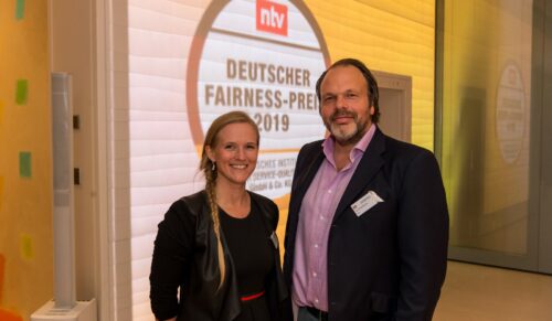 Jasmin Mix, Marketingleitung Titan, sowie CEO Jan-Oliver Nannen nahmen den Deutschen Fairness-Preis 2019 entgegen. (Foto: Thomas Ecke / DISQ / n-tv)