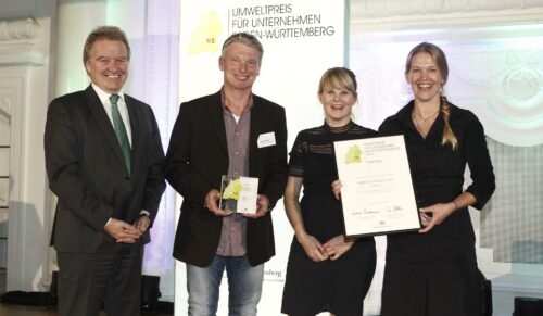 V.l.: Franz Untersteller (baden-württembergischer Umweltminister), Torsten Kamp (Vaude), Anika Mauz (Vaude), Antje von Dewitz (Vaude Geschäftsführerin). Foto: Vaude