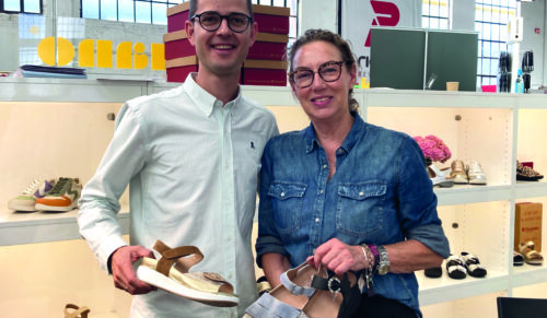 Auftritt auf der Shoes in Düsseldorf: Unternehmer Gaspar Sagasta und Ingrid Höing, die Piesanto in Deutschland  vertritt.