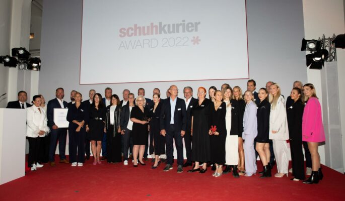 Die Gewinner der schuhkurier AWARDS 2022 gemeinsam auf der Bühne im K21 Ständehaus. (Foto: Lukas Korschan)