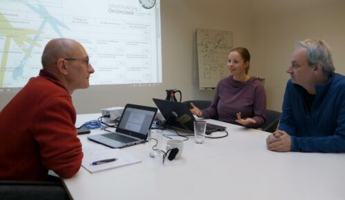 Manfred Kofranek (GWÖ-Auditor, li.), Lisa Fiedler (Vaude Unternehmensentwicklung) und Jan Lorch (Vaude Geschäftsleitung Vertrieb & CSR, re.) Foto: Vaude