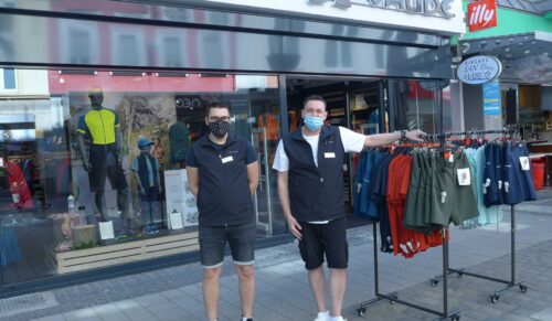 Franchise-Nehmer Kalli Marx (r.) mit seinem Store-Leiter Daniel Schwehm. (Foto: Vaude)