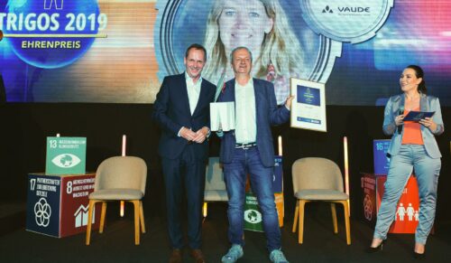 Stellvertretend für Vaude-Geschäftsführerin Antje von Dewitz nahm Jan Lorch (r.), Geschäftsleitung Vertrieb & CSR bei Vaude, den Trigos Ehrenpreis für nachhaltiges Wirtschaften am 12. Juni in Wien entgegen. (Foto: Vaude)