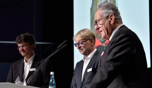 Holger Baierl (l.) und Franz Klimesch verabschieden Michael Höppner (m.). (Foto: ANWR)