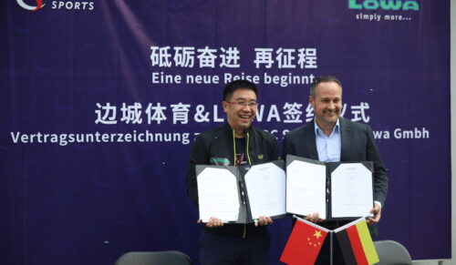 Die Vertragsunterzeichnung in Nanjing mit dem CEO von BC Sports China Steve Huang und Lowa-CSO Matthias Wanner. (Foto: Lowa)