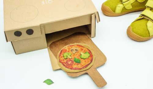 Schuhkarton und Pizza-Ofen in einem: Für Spiel und Spaß sorgt das Verpackungsmaterial der Filzschuh-Kollektion. (Foto: Werner 1911)