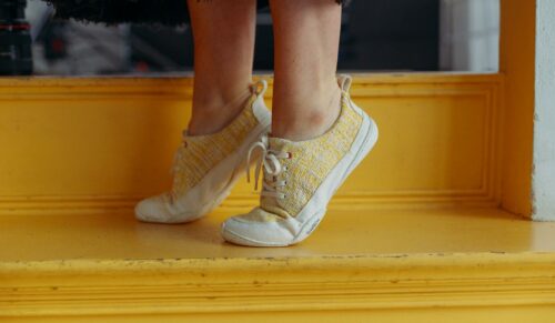 Das Sommermodell ist in strahlendem Gelb gefertigt. (Foto: Wildling Shoes)