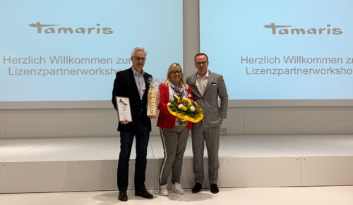 (v.l.n.r.) Thomas Timm, Ines Bürger (beide Schelchen GmbH) und Jens Beining (CEO, Wortmann Schuh-Holding) (Foto: Wortmann)