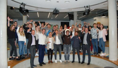 Duale Studenten und Auszubildende der Wortmann-Gruppe gemeinsam mit Dr. Tobias Seng (vorne links), Nico Gold (zweiter von links), Prof. Dr. Rüdiger Kabst (3. von rechts), Dr. Lars Achterberg (2. von rechts). (Foto: Wortmann-Gruppe)
