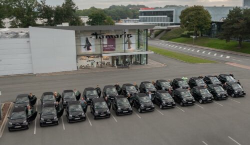 Die neuen E-Smarts vor dem Wortmann-Fabrikverkauf in Detmold. (Foto: Wortmann))