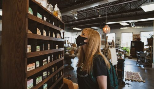 Händlerinnen und Händler teilen ihre ersten Erfahrungen mit dem Fall der Maskenpflicht. (Foto: Atoms/Unsplash)