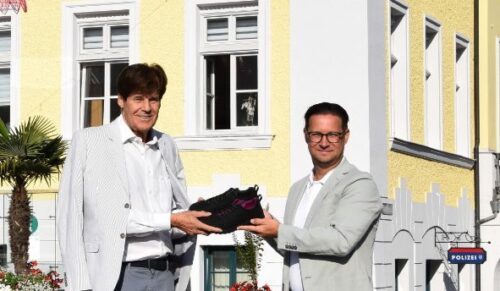 Joseph Lorenz, Geschäftsführer von Ganter, stellt den Schärdingschuh gemeinsam mit dem Bürgermeister von Schärding, Franz Angerer, vor. (Foto: Ganter)