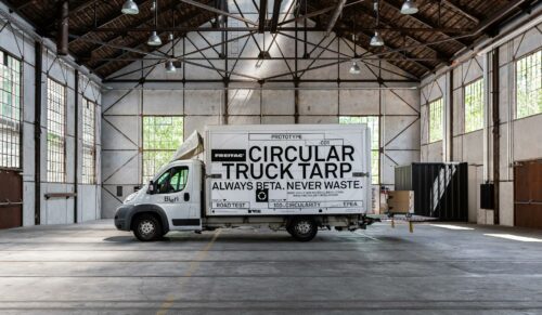 Der Taschenhersteller Freitag entwickelt mit verschiedenen Industriepartnern eine neue Lkw-Plane. Diese soll sich beliebig oft wieder zu neuen Produkten verarbeiten lassen. (Foto: Elias Bötticher)