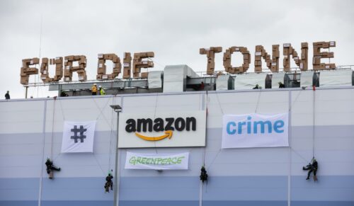 Greenpeace-Aktivisten auf dem Logistik-Zentrum in Winsen an der Luhe (Foto: Greenpeace)