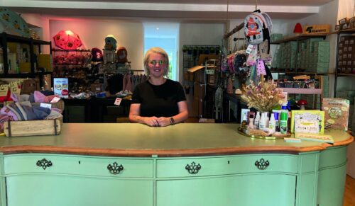 Martina Zoske begrüßt Kundinnen und Kunden nach vereinbartem Termin an der Theke im Vintage-Design. (Foto: Redaktion)