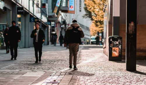 Händlerinnen und Händler befüchten leere Einkaufsstraßen. Haben die Deutschen angesichts von Krieg und Krisen noch Lust auf Shopping? (Foto: Josh Taylor/Unsplash)