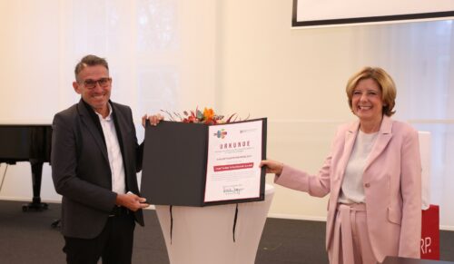 Carl-August Seibel kriegt die Urkunde von der Ministerpräsidentin Manu Dreyer überreicht. (Foto: Seibel)