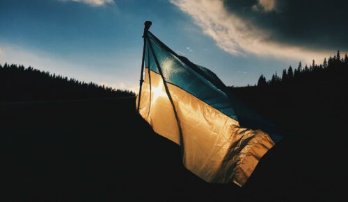 Viele Schuhhersteller unterhalten Geschäftsbeziehungen in die Ukraine oder nach Russland. Der russische Überfall auf die Ukraine stellt die Unternehmen vor Herausforderungen. (Foto: Unsplash/Max Kukurudziak)