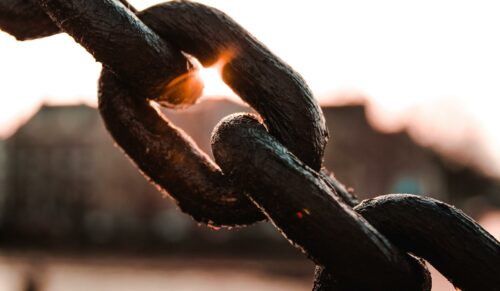Die Corona-Pandemie hat gezeigt, wie fragil das globale Lieferkettennetz ist. (Foto: Unsplash/Miltiadis Fragkidis)