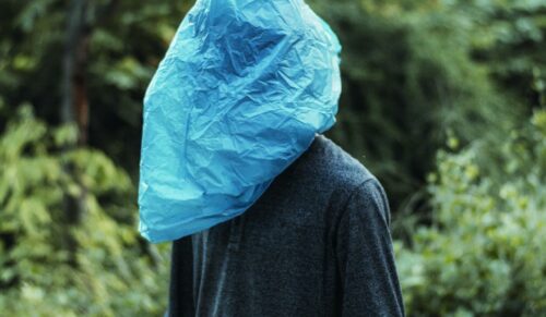 Seit dem 1. Januar gilt in Deutschland das Plastiktütenverbot. schuhkurier hat nachgefragt, wie sich der Handel darauf vorbereitet hat. (Foto: Muhammad Abdullah/Unsplash)
