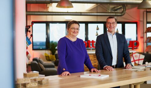CFO Petra Scharner-Wolff und CEO Alexander Birken präsentieren die Ergebnisse auf der Bilanz-Pressekonferenz. (Foto: Otto Group)