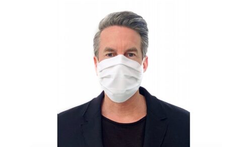 Stefan Frank präsentiert die Atemmasken von Peter Kaiser. (Foto: Peter Kaiser)