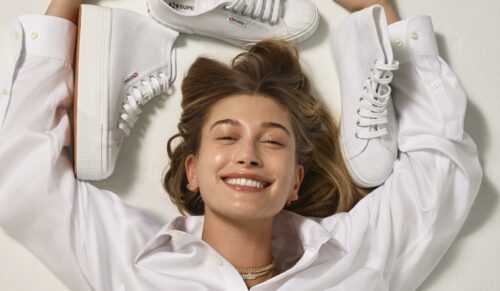 Hailey Bieber wird Botschafterin für Superga. (Foto: Superga)