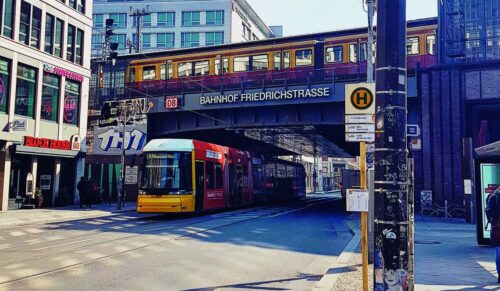 Ein Abschnitt der Friedrichstraße wurde zur autofreien Zone erklärt. Radwege und eine gute Bahnanbindung sollen dafür sorgen, das die Flaniermeile gut erreichbar bleibt. (Foto: Unsplash/Reiseuhu)