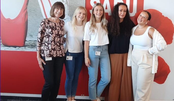 Gruppenbild bei der SABU GmbH: Renate Gall (Leitung Personalwesen), Vivien Kremp, Nina Nagel, Carola Weinmann (Personalreferentin) und Alisha Corbé. (Foto: Sabu)