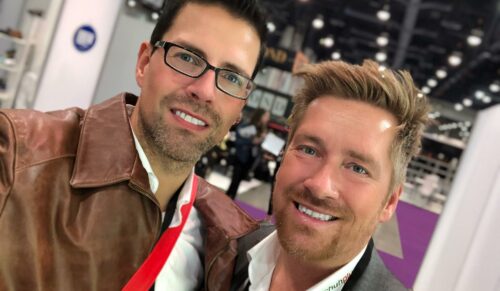 Bringen neue XL-Schuhmarken nach Deutschland: Die Schuhplus-Chefs Georg Mahn (li.) und Kay Zimmer (re.) auf der internationalen Schuhmesse Magic in Las Vegas. (Foto: Schuhplus)