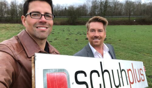 Jetzt noch platte Wiese, ab September ein Übergrößen-Zentrum auf 800 qm am c-Port Saterland: schuhplus-Chefs Georg Mahn (links) und Kay Zimmer (rechts) blicken mit Spannung auf ihren Expansionskurs. (Foto: Schuhplus)