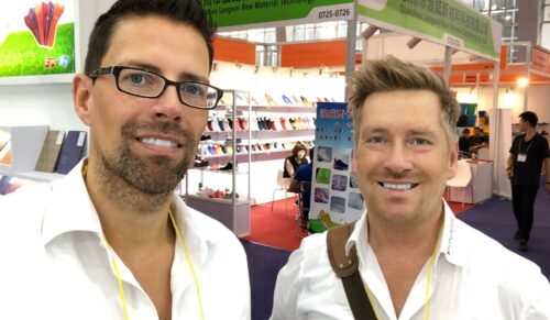 Georg Mahn (links) und Kay Zimmer (rechts), Gründer von schuhplus, auf der Schuhmesse in Guangzhou (China). (Foto: schuhplus)