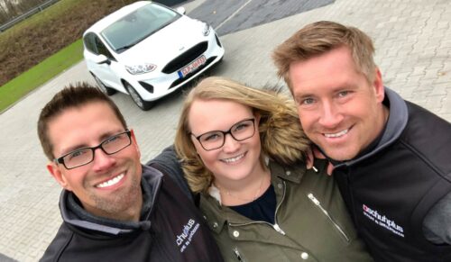 Gewinnerin Sarah Kleimann mit Georg Mahn (links) und Kay Zimmer (rechts). (Foto: Schuhplus)