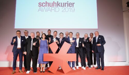 schuhkurier AWARD 2019: Alle Preisträger, Laudatoren und Jury-Mitglieder auf der Bühne im K21 in Düsseldorf.